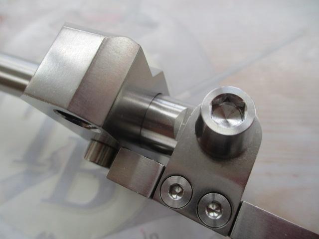 64ﾁﾀﾝ製ｸｴ用ｼﾝｸﾞﾙｼｬﾌﾄ竿受け