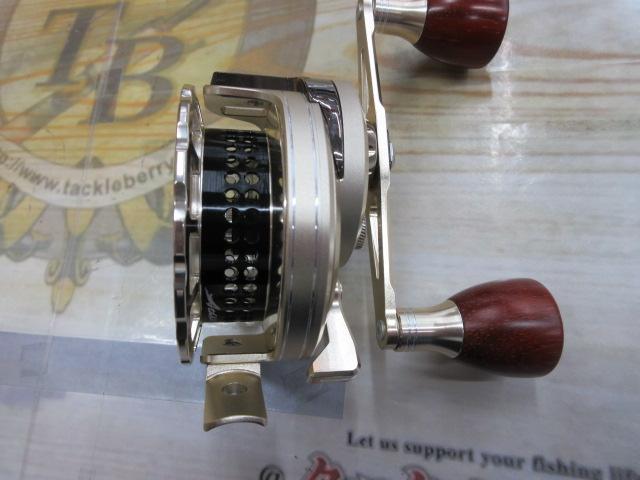 ｶｾ筏師 ｱｽﾘｰﾄ70 ﾚｰｻｰG(左) ｺﾞｰﾙﾄﾞ